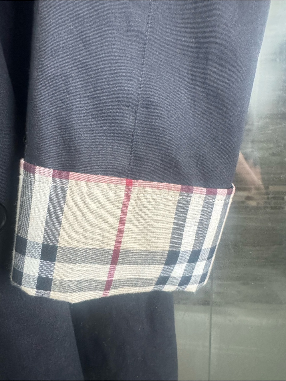 Burberry Black Trench Coat with Classic Check Lining - Picture 5 of 12